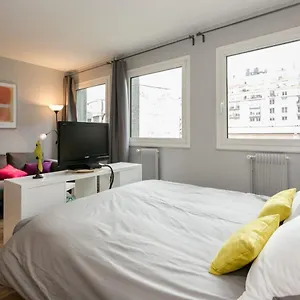 Nicely Decorated Modern Studio Near The Eiffel Tower - - Welkeys , Paris France